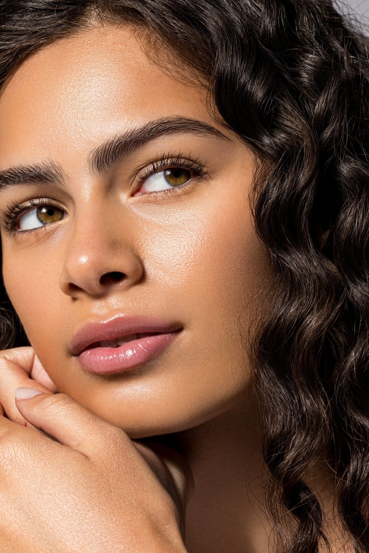 Portrait of a woman resting her chin on her hand